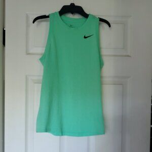 The Nike tee Dri-Fit, Women's size XS, Green